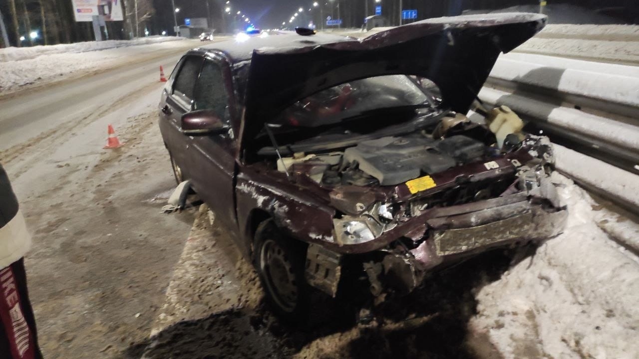 Три человека пострадали в ДТП с участием такси в Вологодском округе